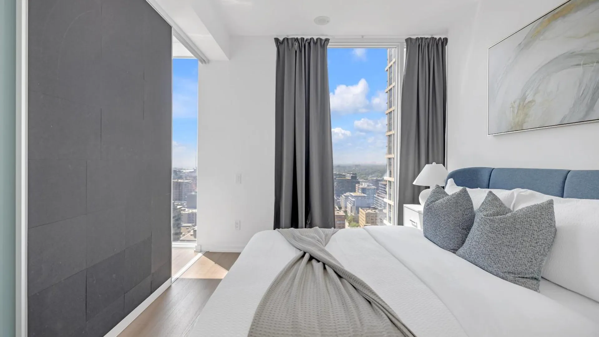 Sunlit Corner Suite Top Location Free Parking Τορόντο Καναδάς