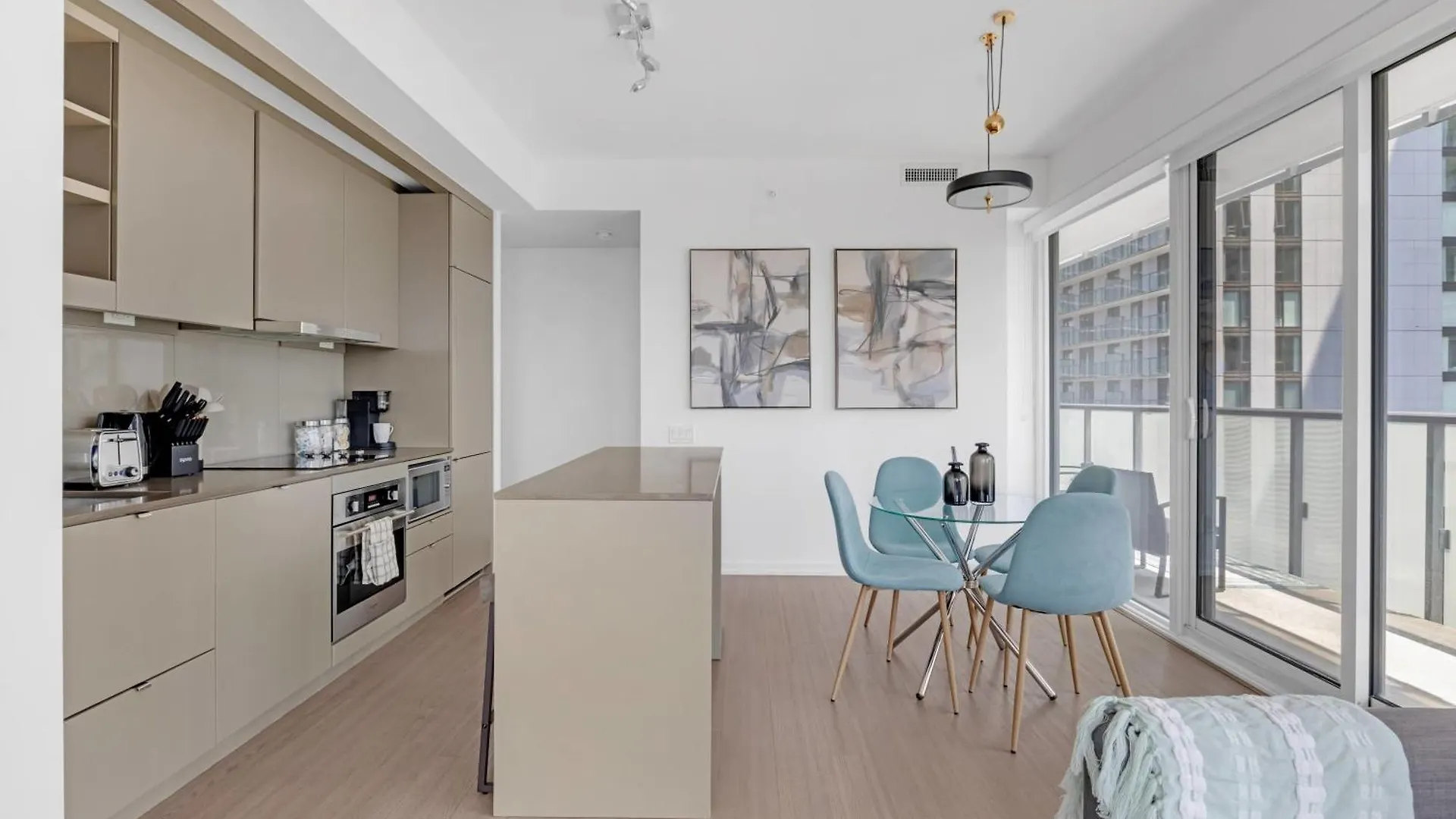 Sunlit Corner Suite Top Location Free Parking Τορόντο 0*,