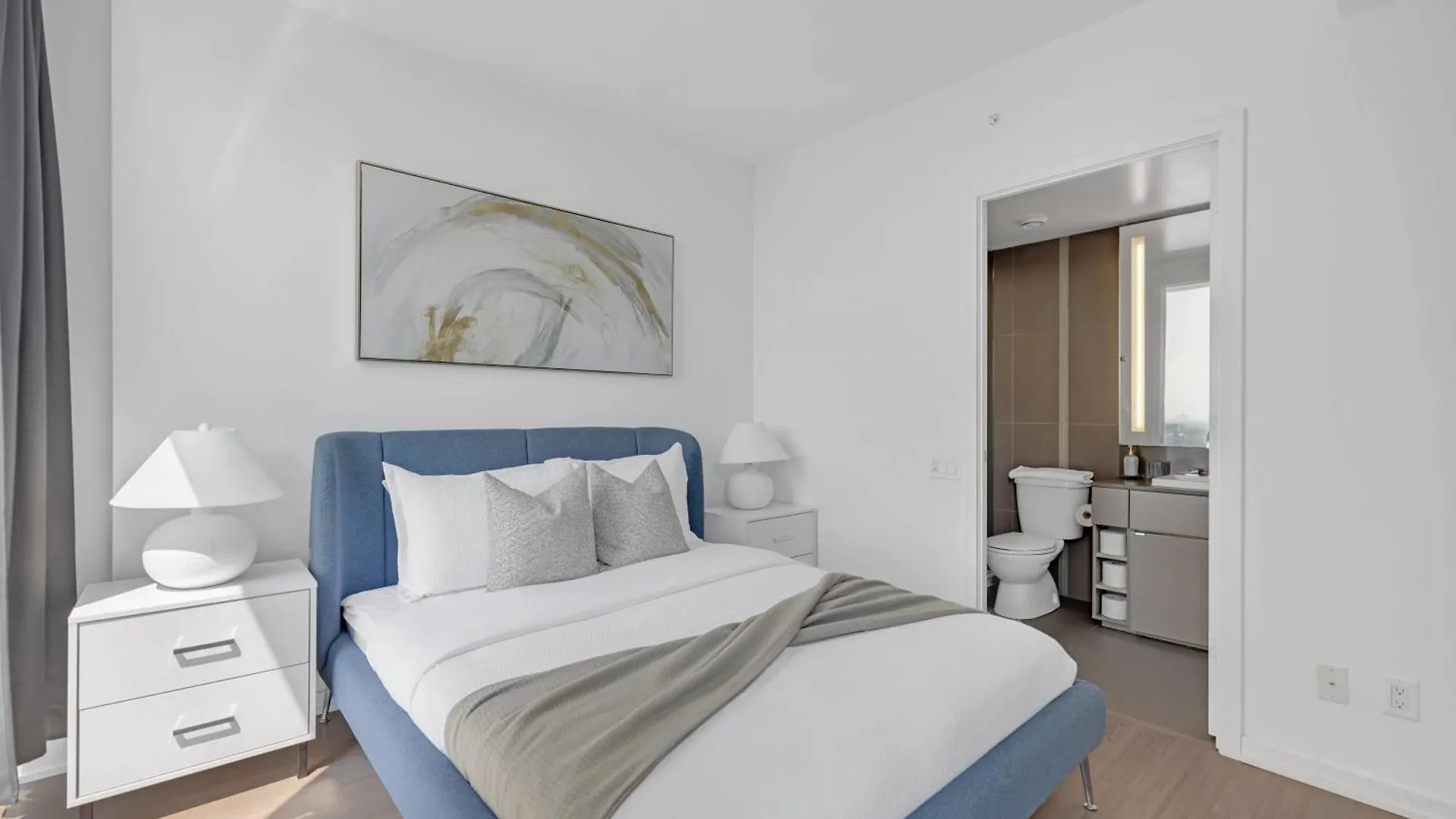 Sunlit Corner Suite Top Location Free Parking Τορόντο