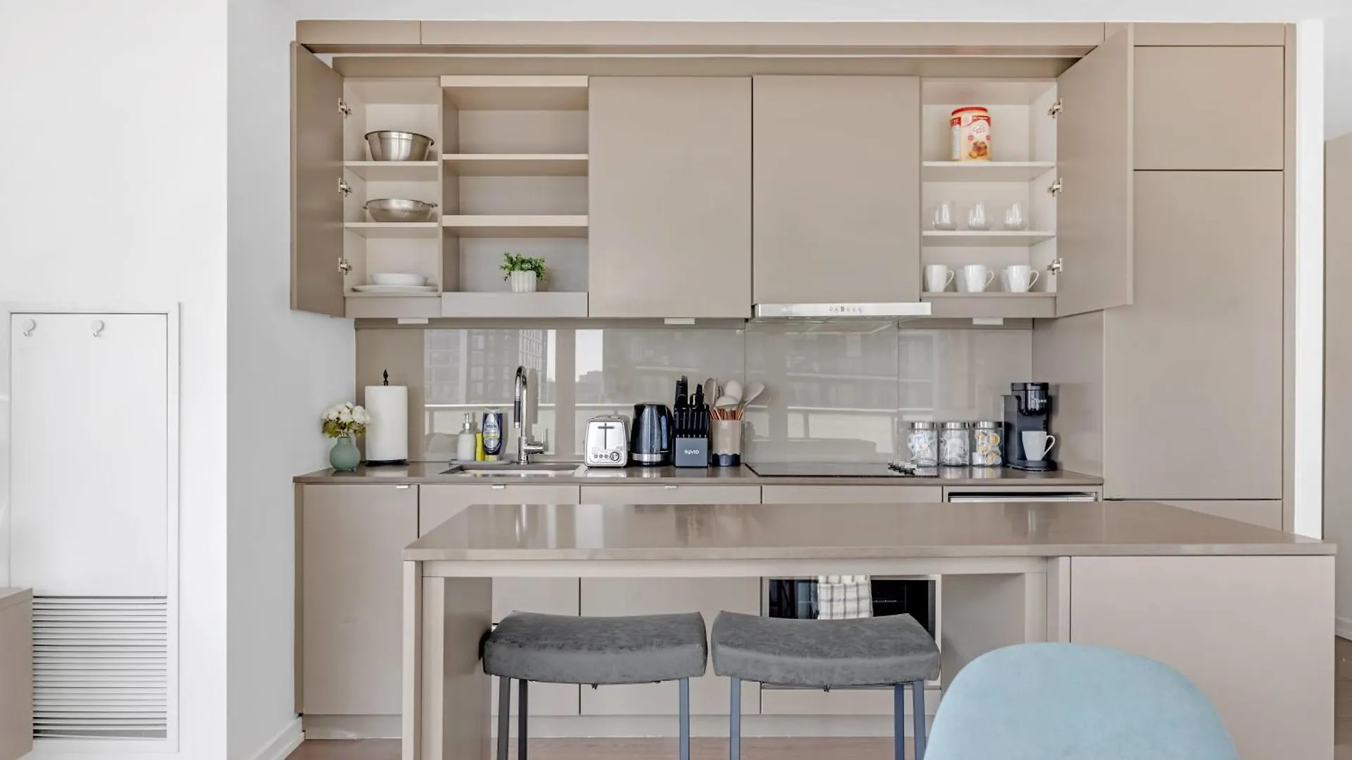 Sunlit Corner Suite Top Location Free Parking Τορόντο Διαμέρισμα