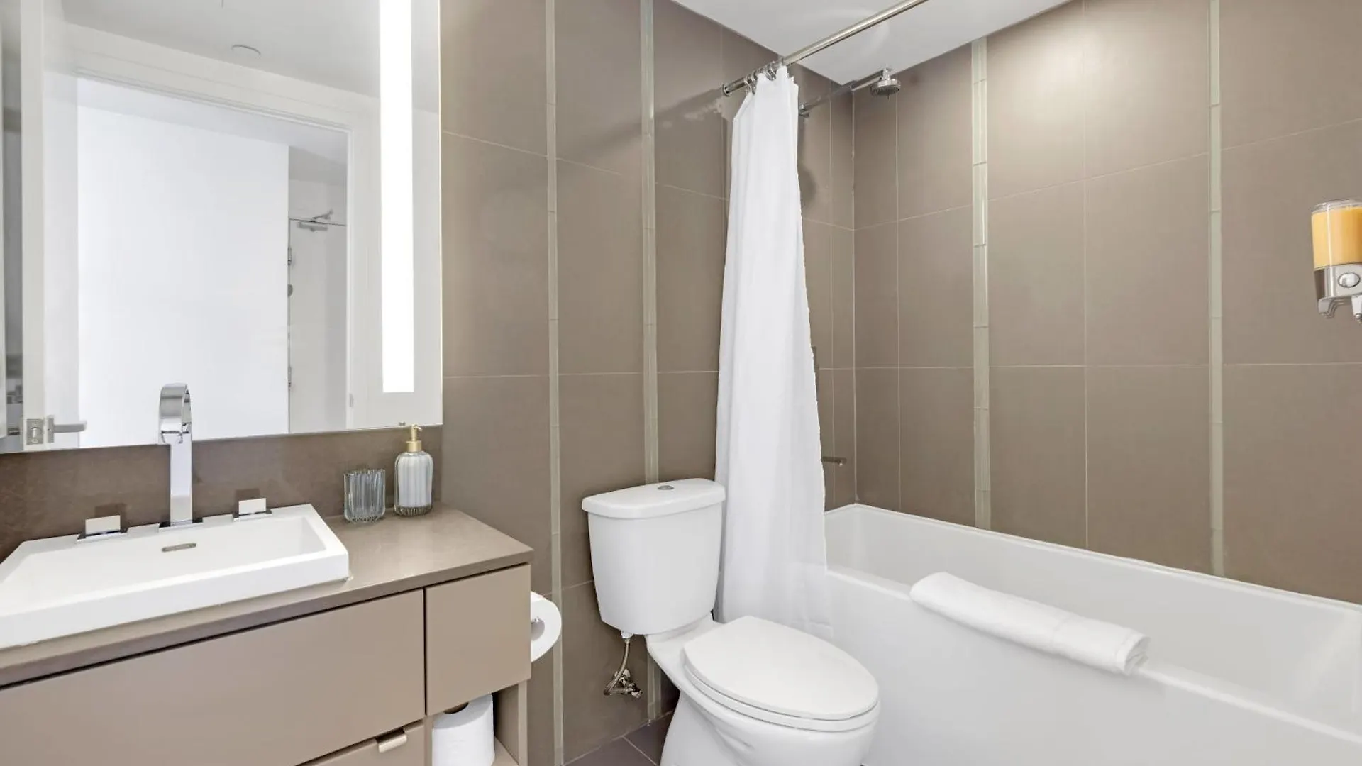 Sunlit Corner Suite Top Location Free Parking Τορόντο 0*,  Καναδάς