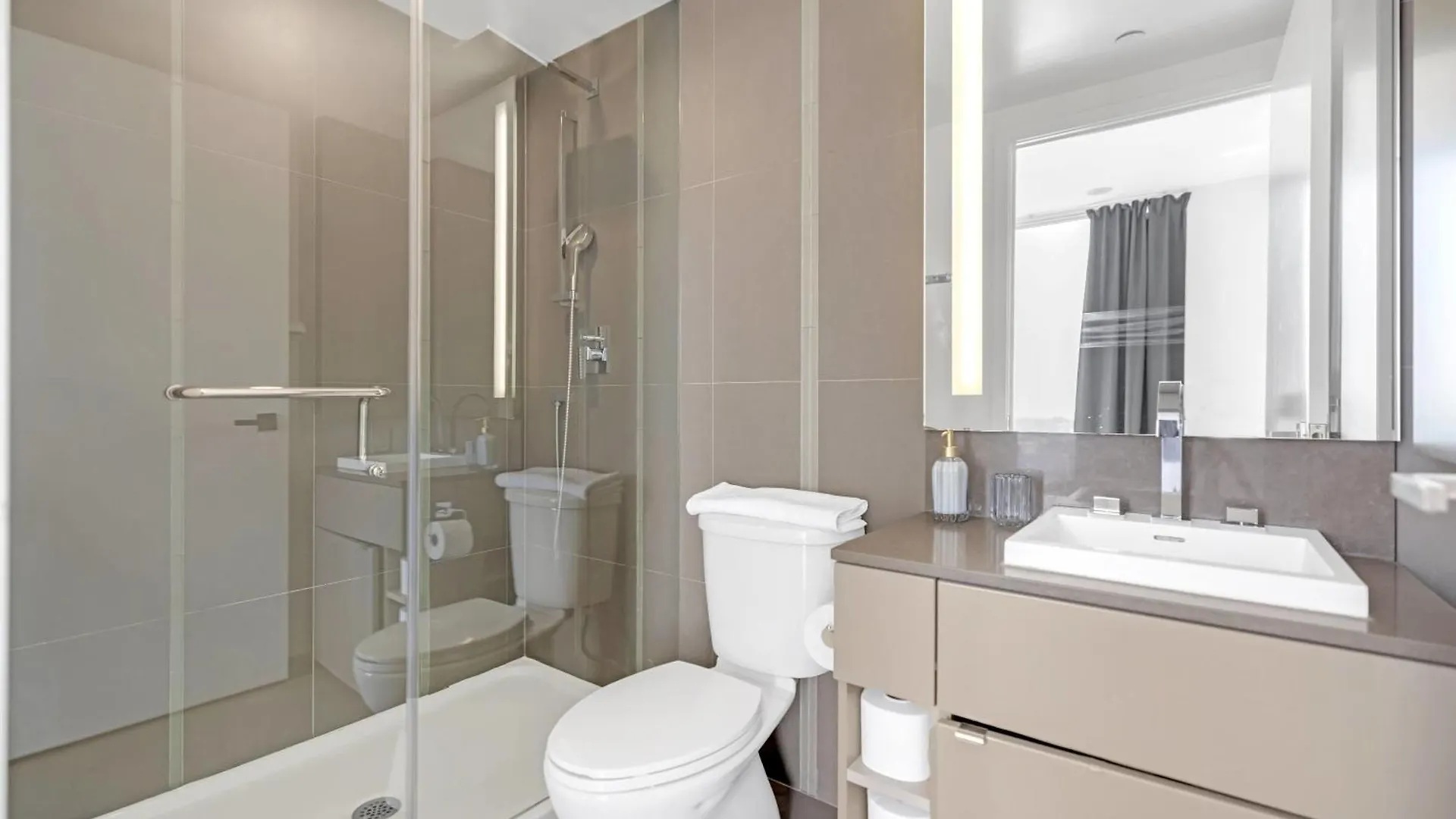 Διαμέρισμα Sunlit Corner Suite Top Location Free Parking Τορόντο
