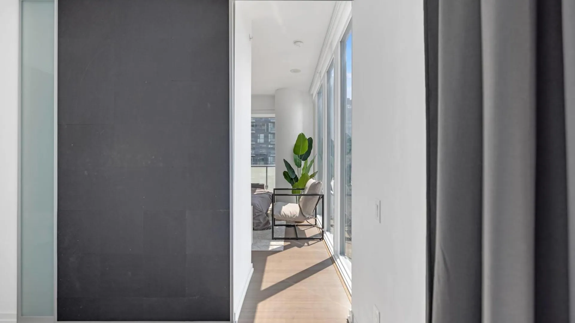 Διαμέρισμα Sunlit Corner Suite Top Location Free Parking Τορόντο