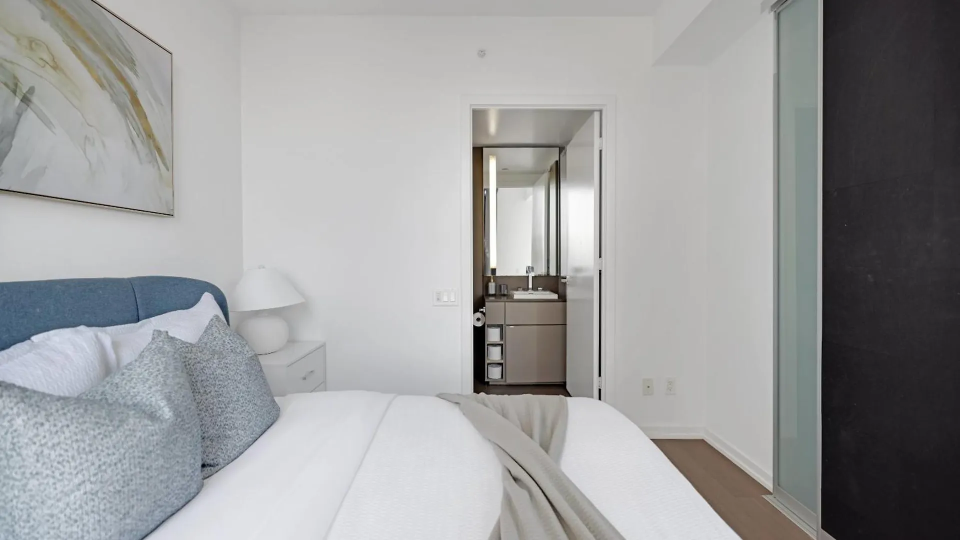 Διαμέρισμα Sunlit Corner Suite Top Location Free Parking Τορόντο